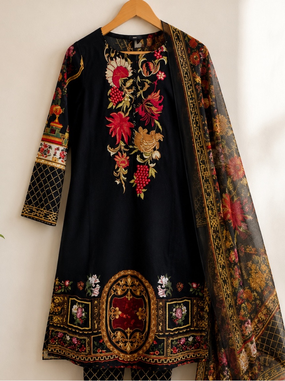 Black Embroidered Pakistani/Indian 3-Piece Suit – Small – Elegant Floral Print